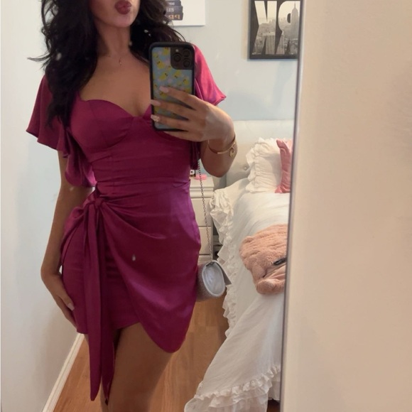 Selfie Leslie APHRODITE MOLDED BUST ANGEL SLEEVE WRAP DRESS FUSCIA - Picture 4 of 6